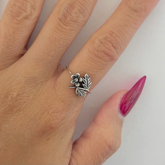 Sterling silver flower with leaves ring, flower ring, leaf ring, silver ring - Picture 3 of 11